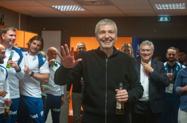 Президент Дмитрий Рыболовлев поздравляет команду с возвращением в Лигу Чемпионом