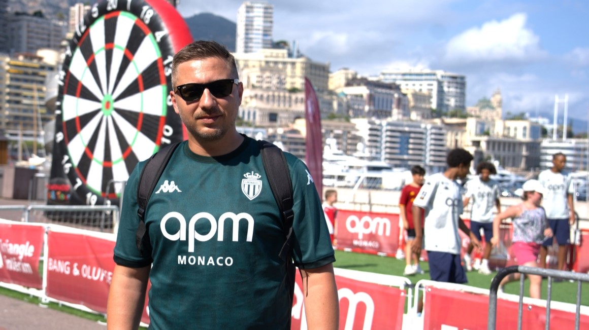 Ludovic, supporter des Rouge & Blanc de Charleville-Mézières, en visite au Village AS Monaco