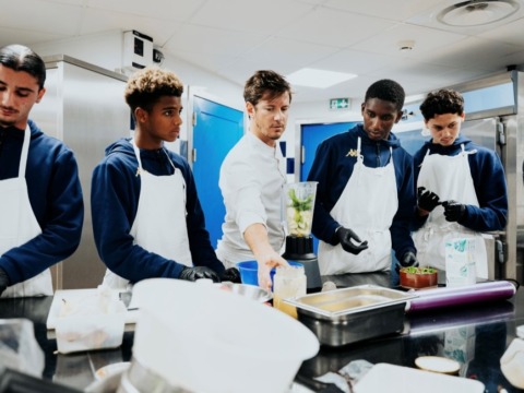 Huit élèves de La Diagonale en cuisine pour leur projet collectif !