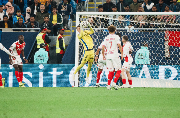 Philipp Köhn en mode mur et MVP du Trophée des Champions