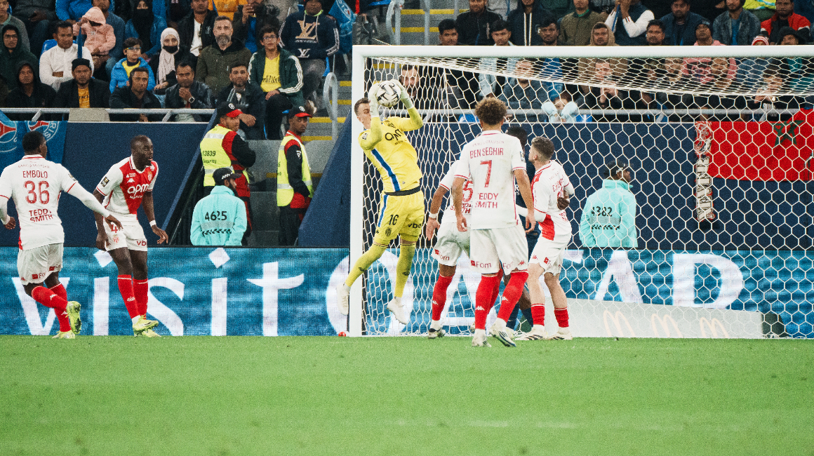 Philipp Köhn en mode mur et MVP du Trophée des Champions