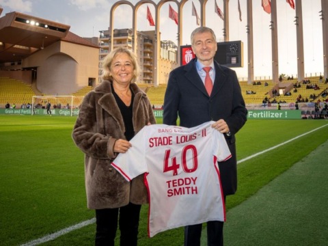 40 ans du Stade Louis-II : le Président Rybolovlev remet un maillot à Sylvie Bertrand