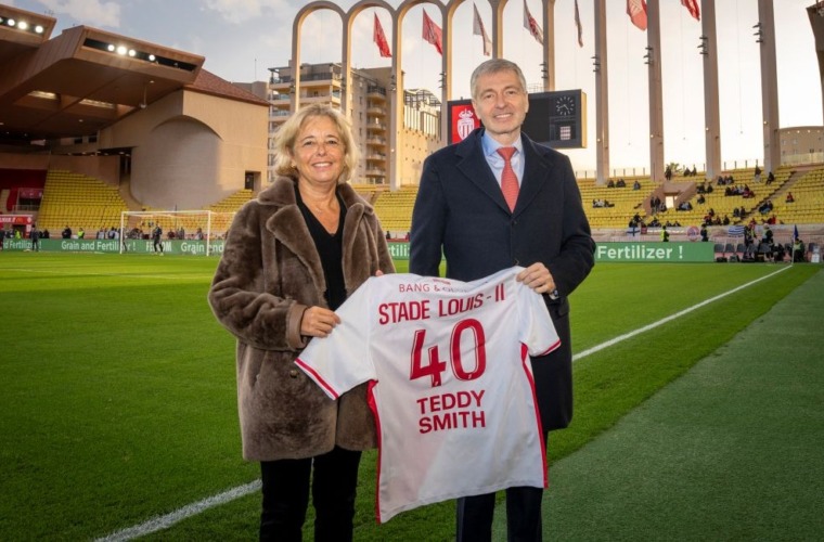 40 ans du Stade Louis-II : le Président Rybolovlev remet un maillot à Sylvie Bertrand