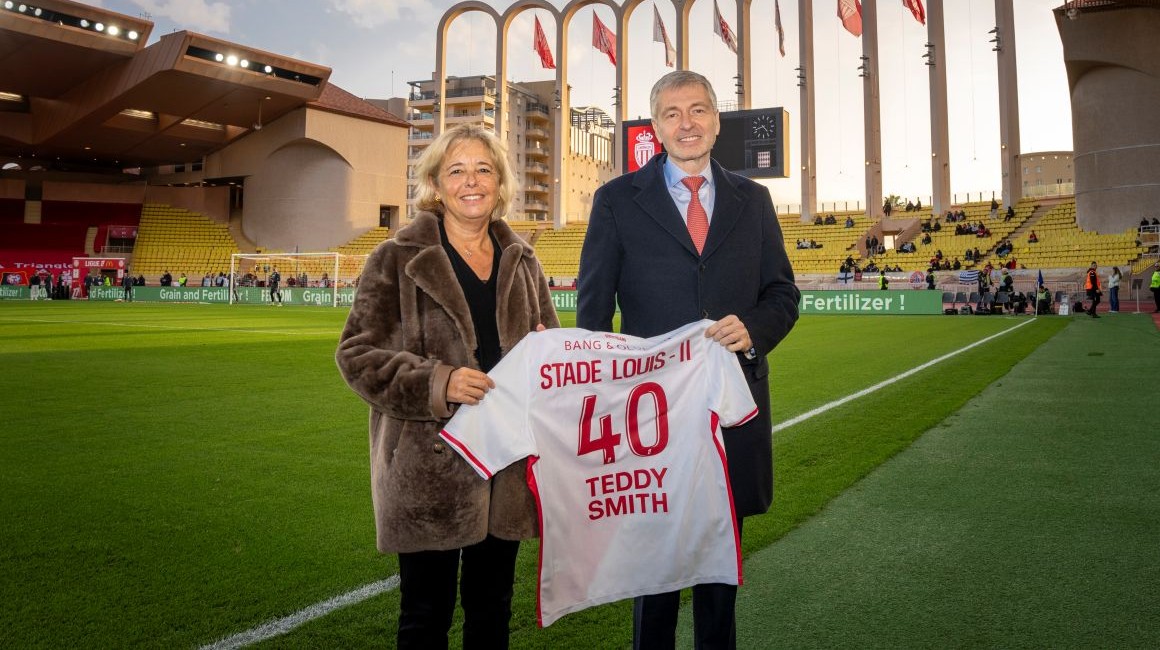 40 ans du Stade Louis-II : le Président Rybolovlev remet un maillot à Sylvie Bertrand